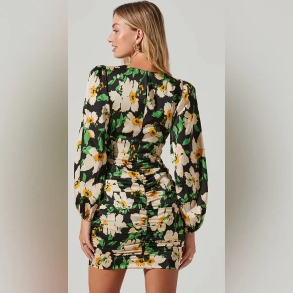 Astr Women’s Black Green Floral V-Neck Ruched Long Puff Sleeve Fitted Mini Dress - Picture 2 of 10